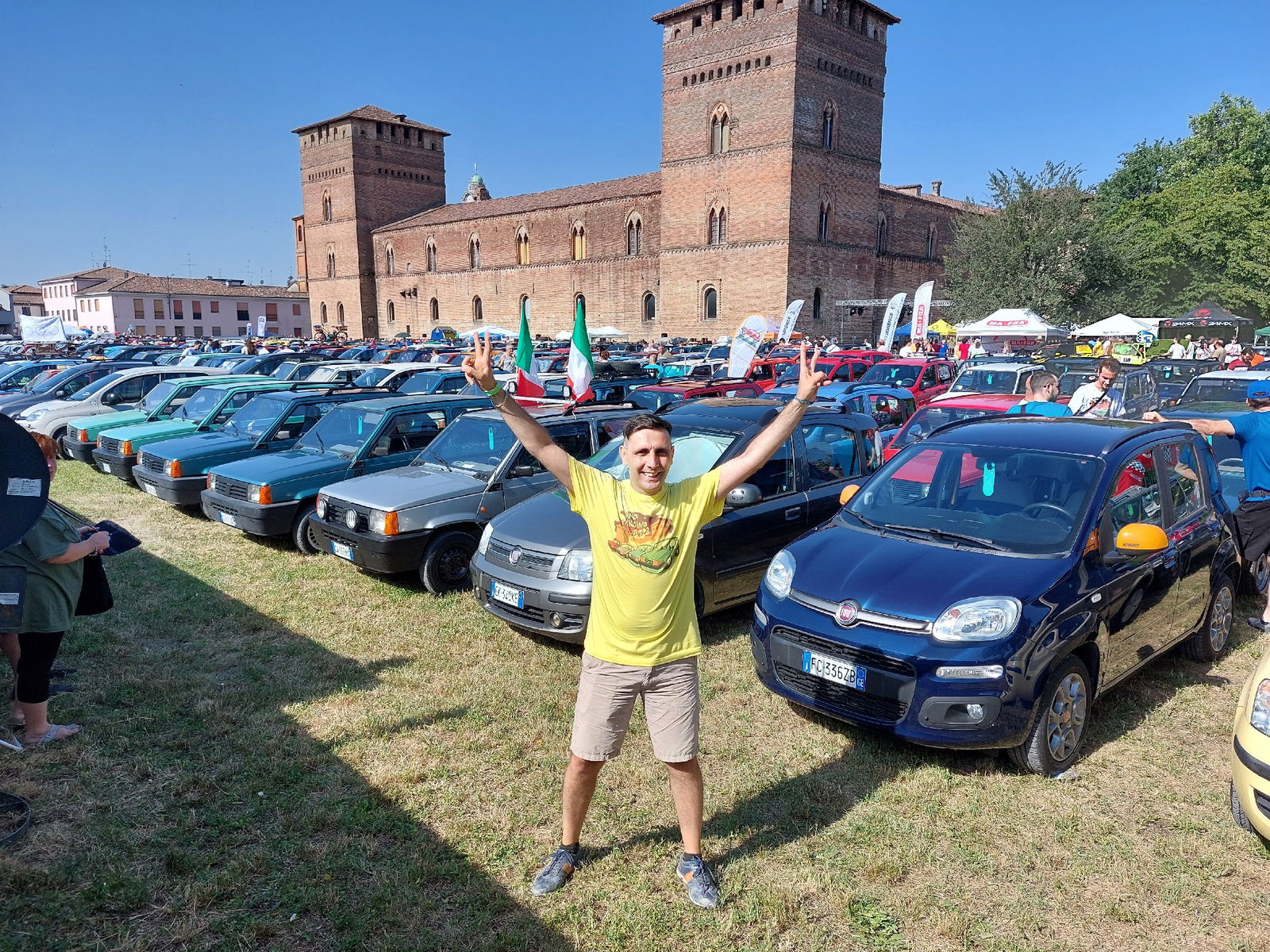 raduno panda a pandino organizzatore davanti a vetture