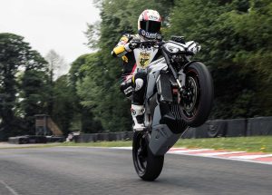 Triumph TE1 Moto Elettrica impennata