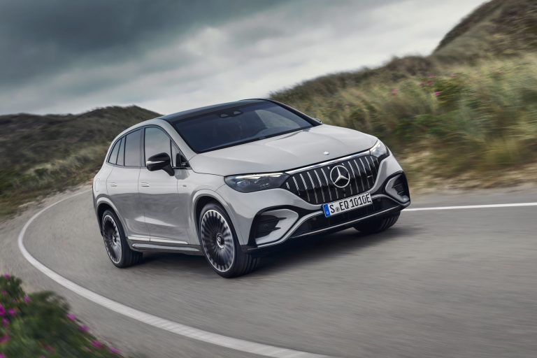 Mercedes EQE SUV tre quarti movimento