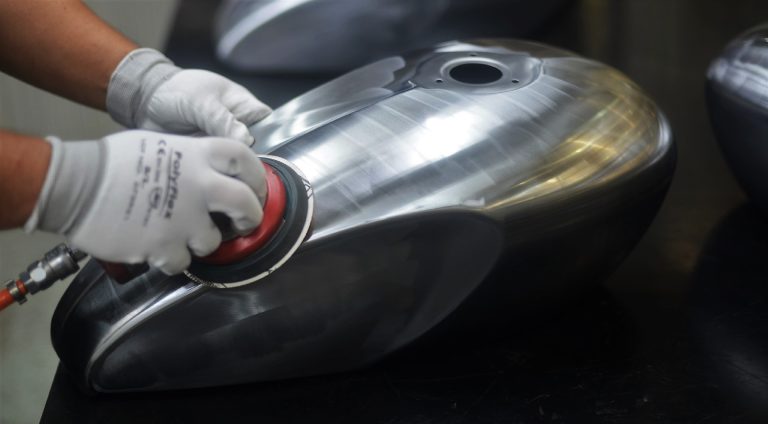 triumph chrome edition particolare serbatoio in alluminio spazzolato