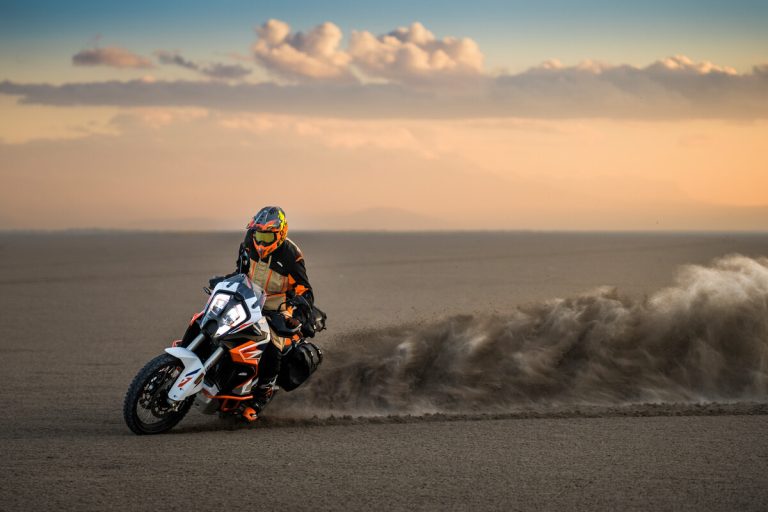 KTM 1290 Super Adventure R 2023 derapata su sterrato