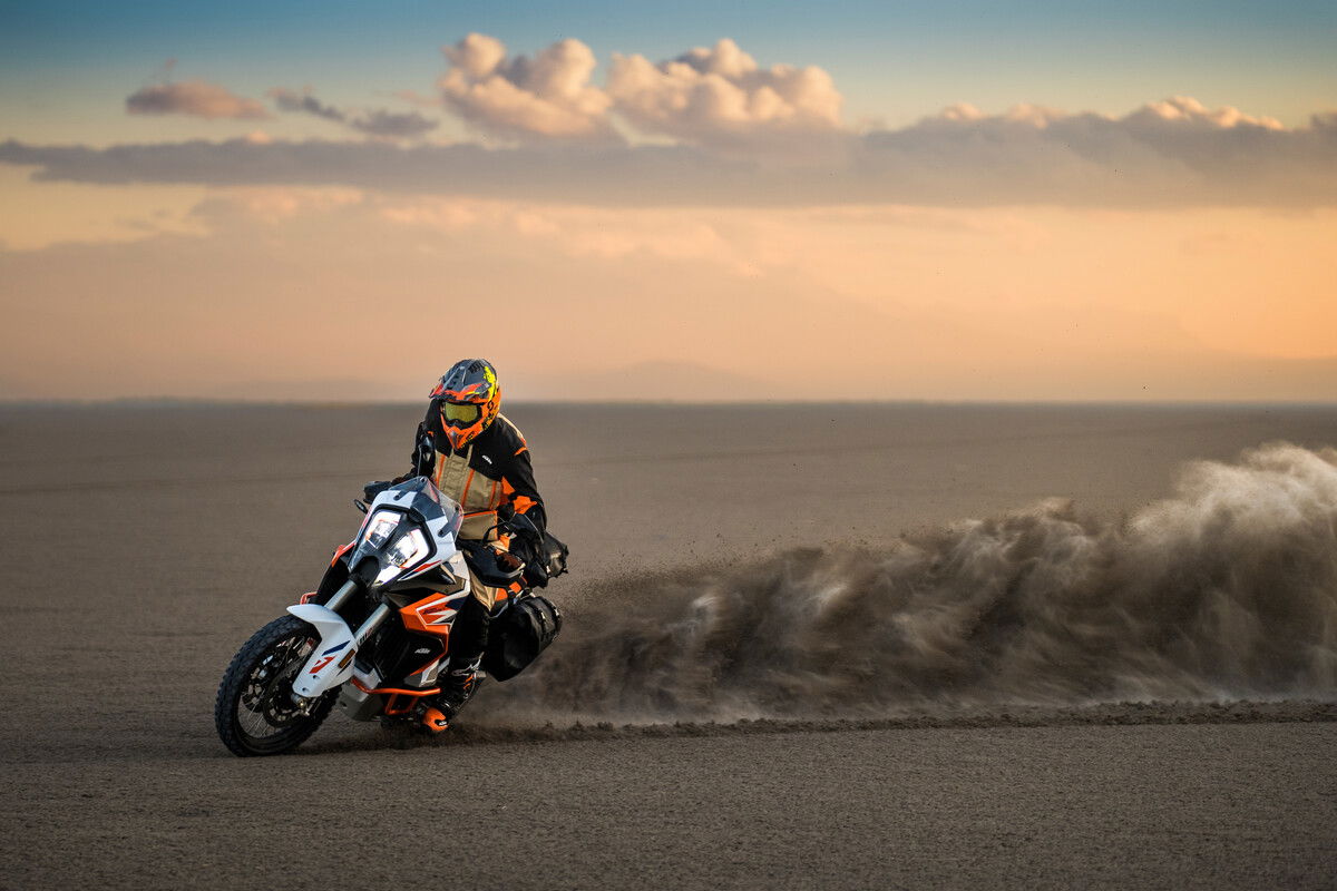 KTM 1290 Super Adventure R 2023 derapata su sterrato
