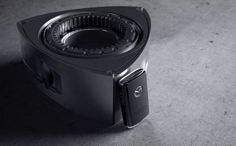 Motore rotativo Mazda MX-30 e-Skyactiv R-EV e chiave auto