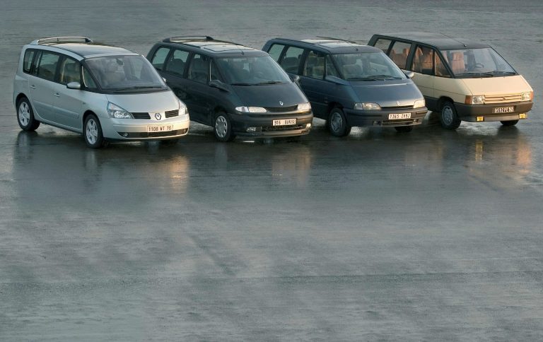 renault espace quattro modelli di diverse epoche affiancati