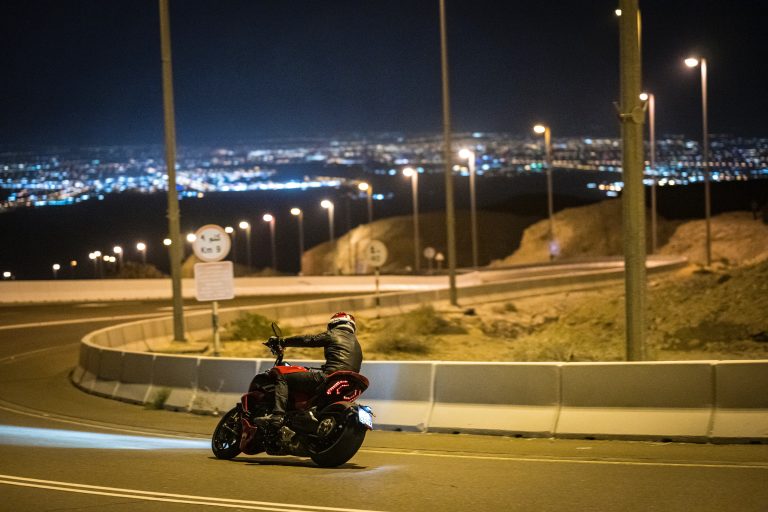 Ducati Diavel V4 moto di notte