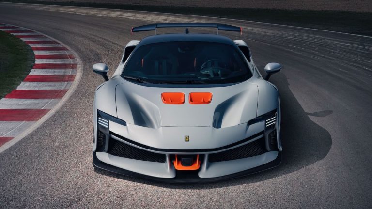 Nuova Ferrari SF90 XX Spider, frontale a freccia