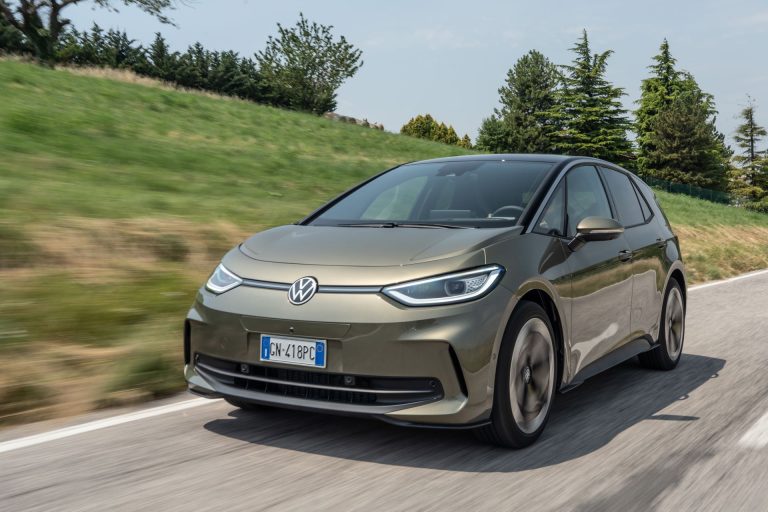Volkswagen ID.3 restyling movimento anteriore verde oliva