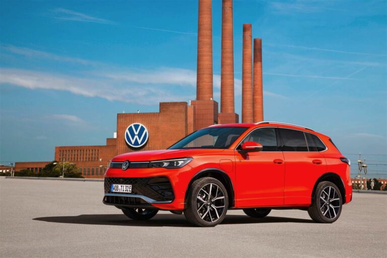 volkswagen tiguan my 2024 rossa statica con sfondo industriale