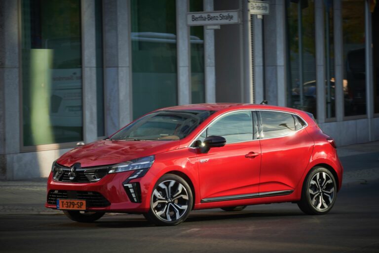 nuova mitsubishi colt, vista laterale con sfondo cittadino