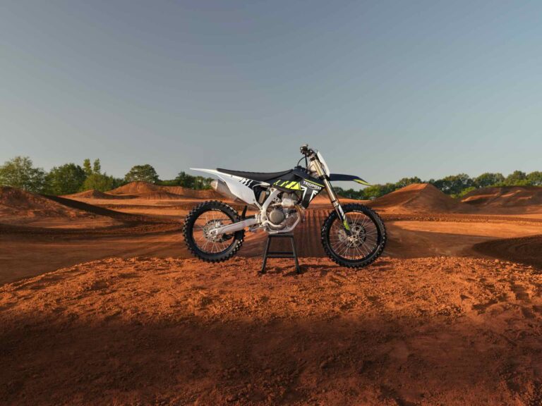 moto da cross triumph tf 250 foto statica ambientata in crossodromo