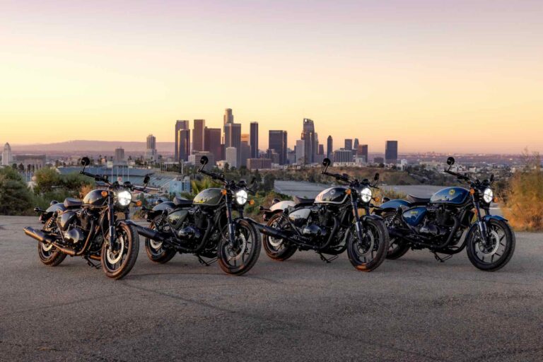 royal enfield shotgun 650 foto statica dei quattro modelli su sfondo città