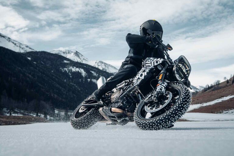 husqvarna svartpilen 801 in azione su ghiaccio