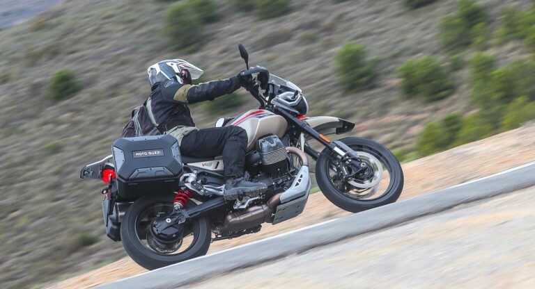 Moto Guzzi V85 TT Travel 2024