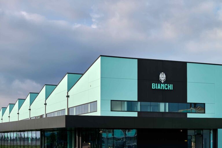 foto esterni del nuovo impianto produttivo Bianchi di Treviglio realzzato da Baraclit