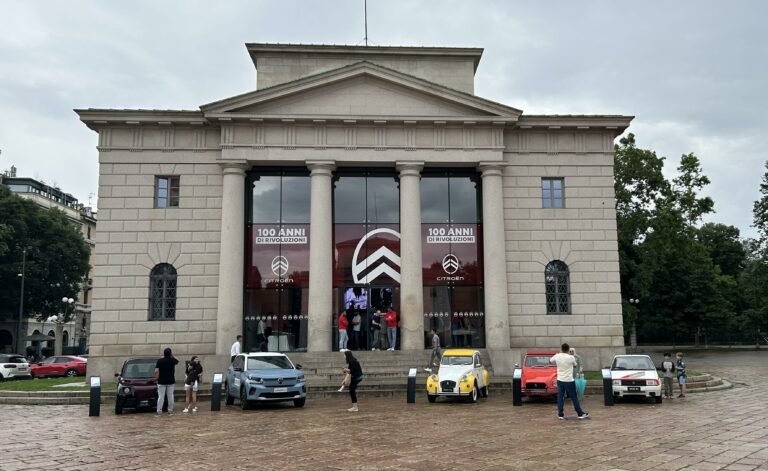Mostra 100 anni di rivoluzioni ai dazi dell'arco della pace a Milano