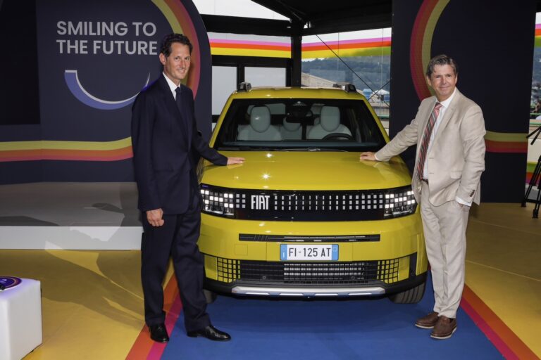 John Elkann e Oliveir Francois vicino alla fiat Grande Panda