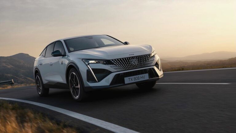 La nuova Peugeot e-408 elettrica