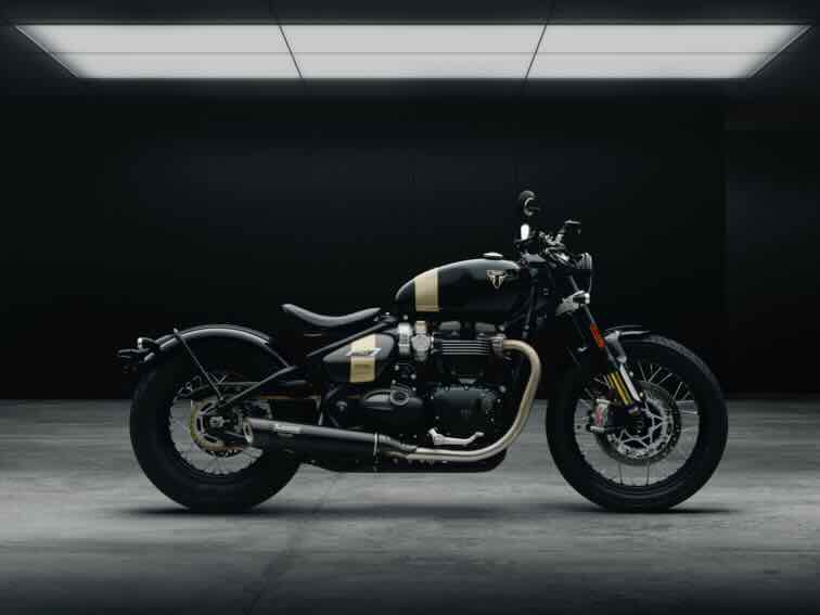 triumph bobber TFC vista laterale still life in studio
