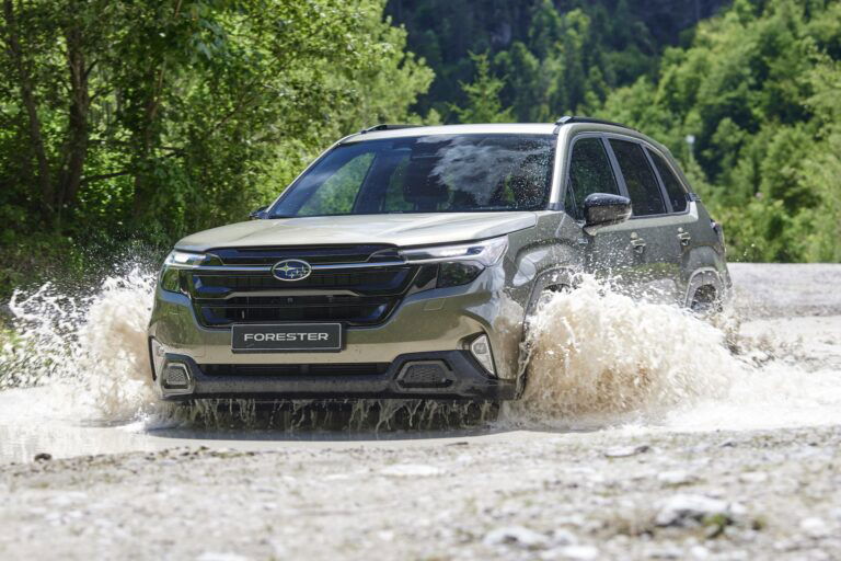 Subaru Forester 2025 in una pozza d'acqua