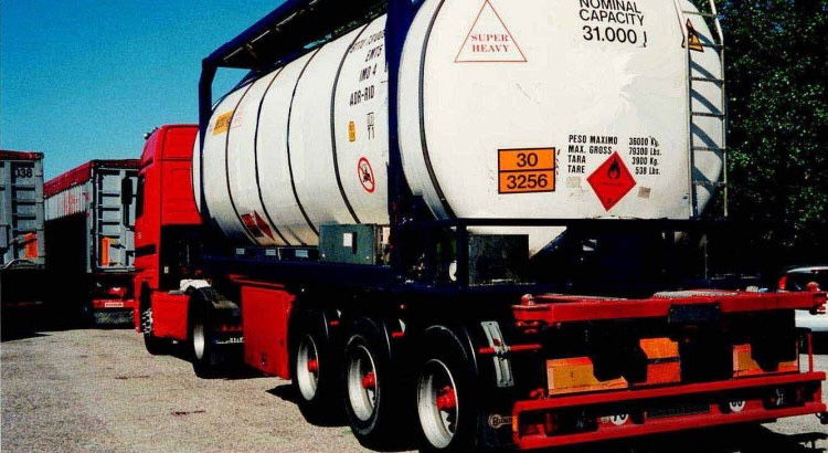 Cartelli segnaletici posteriori sui camion