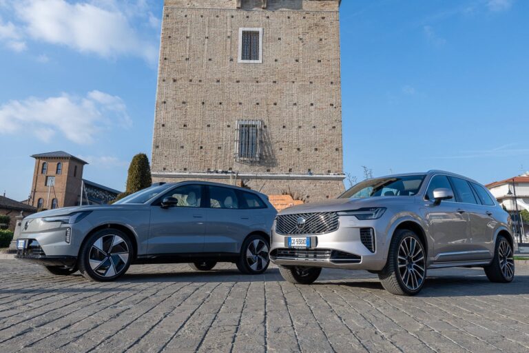 Volvo EX90 e XC90 2025