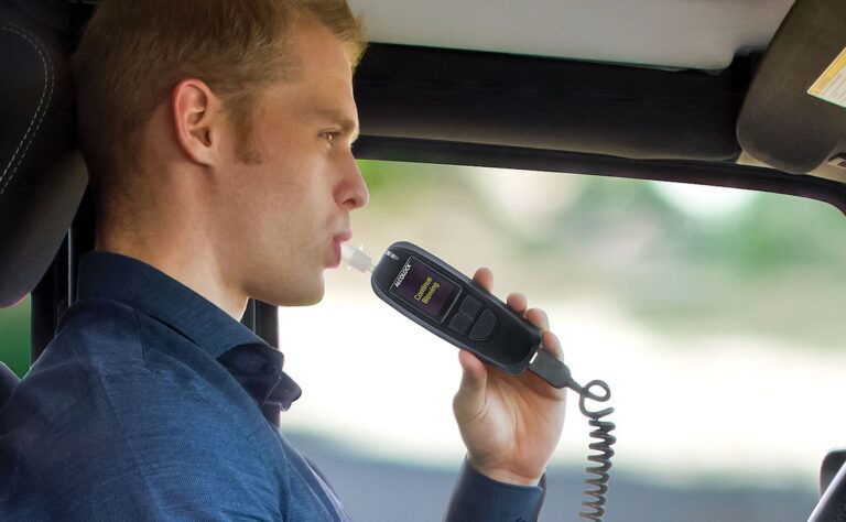automobilista con alcolock