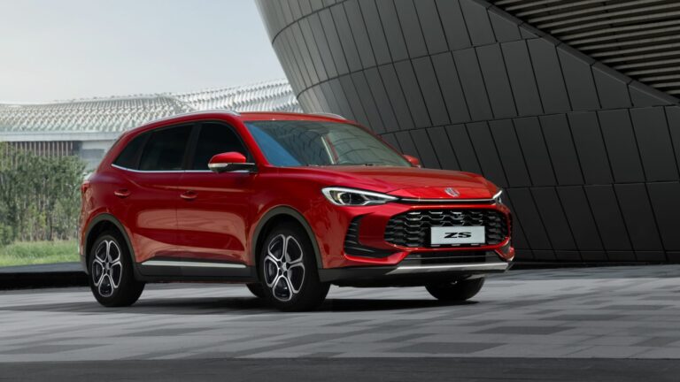 Nuova MG ZS a benzina