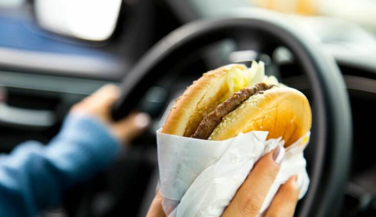 hamburger consumato in auto
