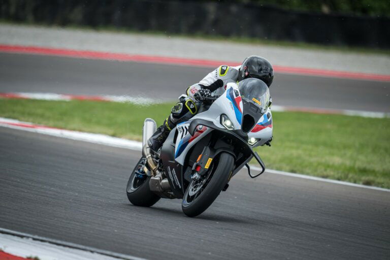 BMW M 1000 R 2025 e BMW M 1000 RR 2025 prova