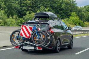 Auto con carico sporgente