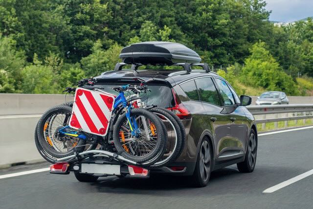 Auto con carico sporgente