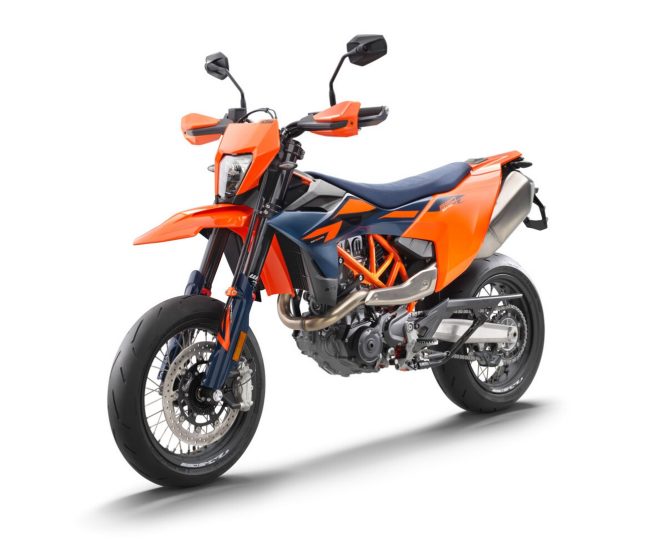 KTM 690 SMC R 2026 L ammiraglia RED Live