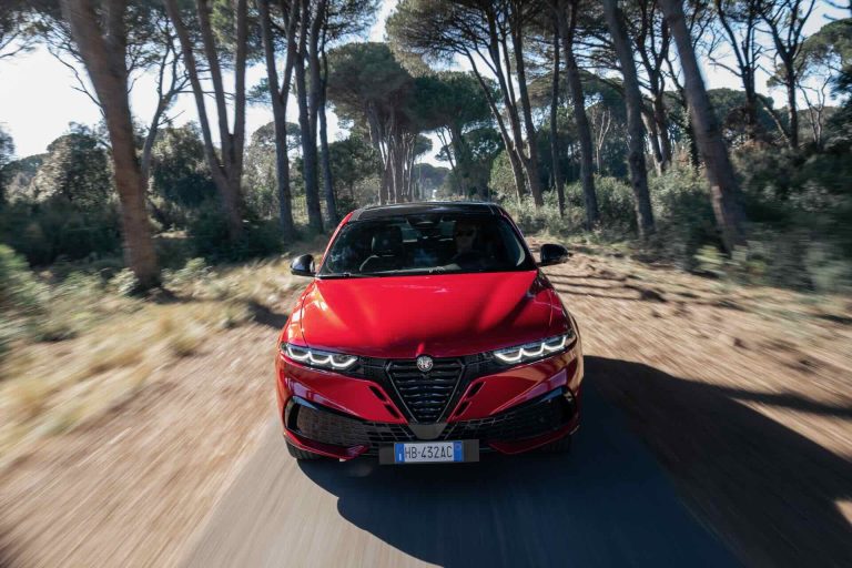 alfa romeo tonale 2025 in azione vista frontale