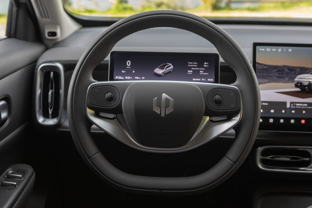 volante Leapmotor B10 REEV Hybrid