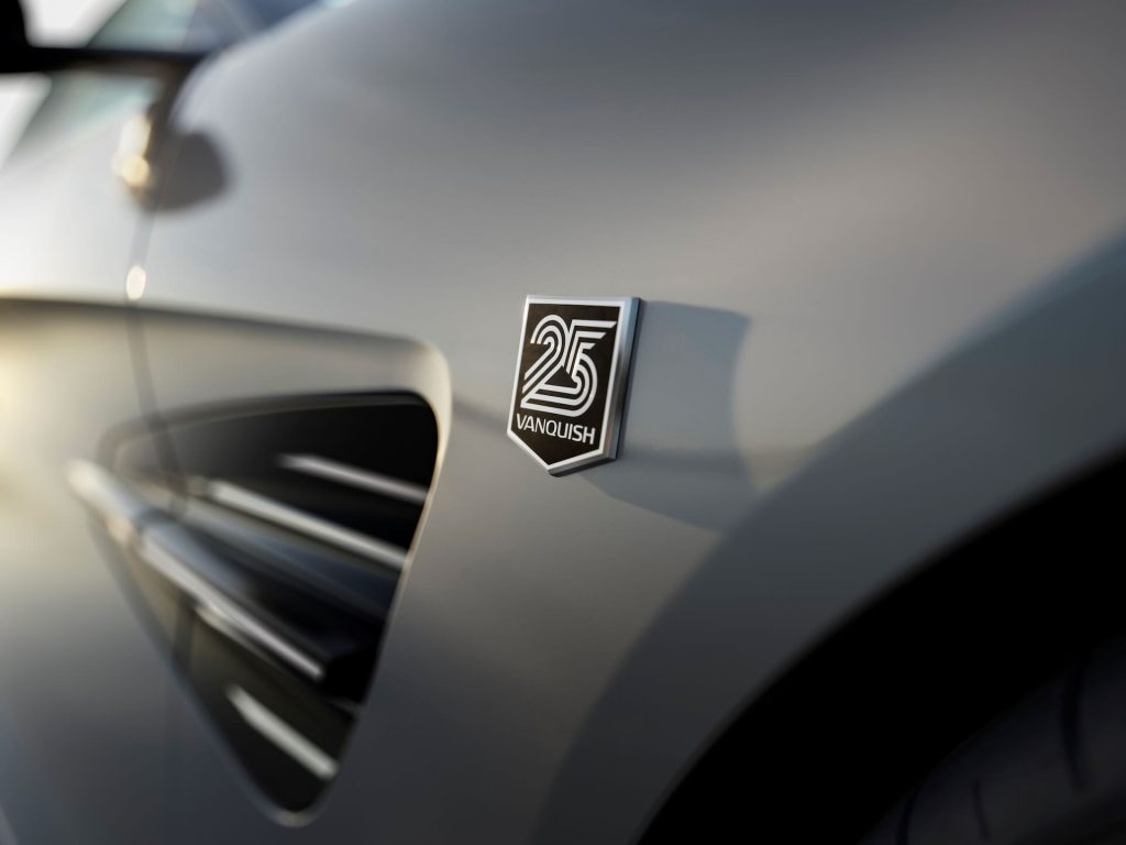 logo Aston Martin Vanquish 25