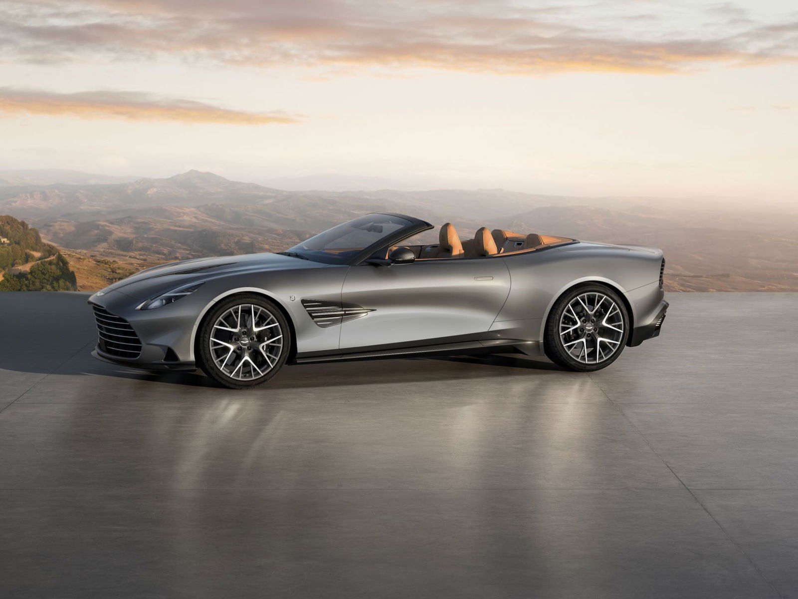 Aston Martin Vanquish 25