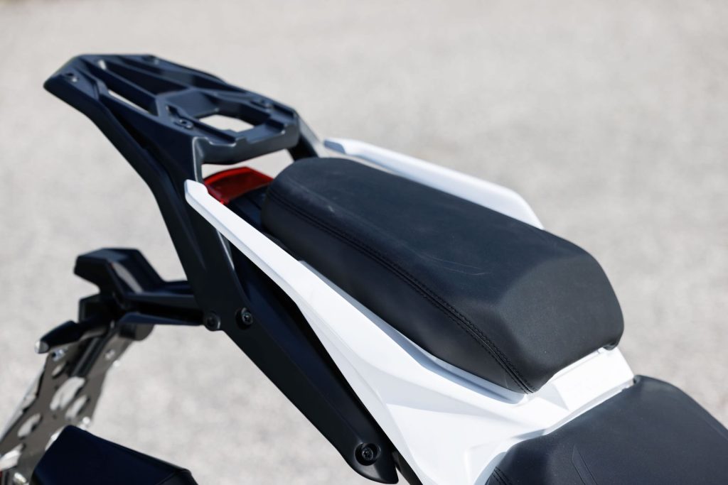 sella passeggero comandi manubrio Benelli TRK 902 Stradale 2026