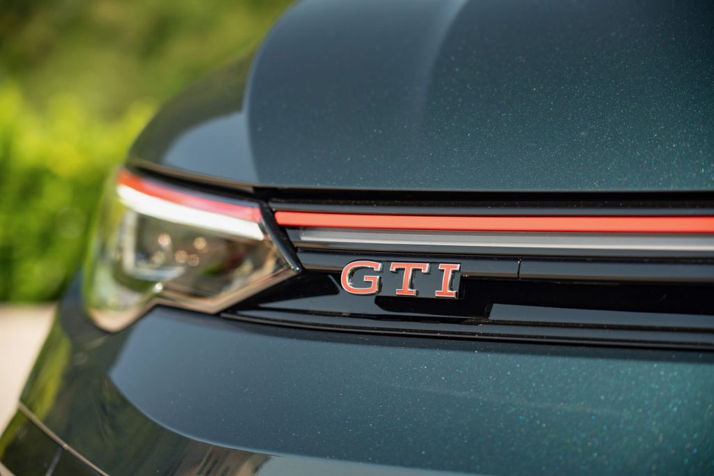 dettaglio logo Volkswagen Golf GTI Edition 50