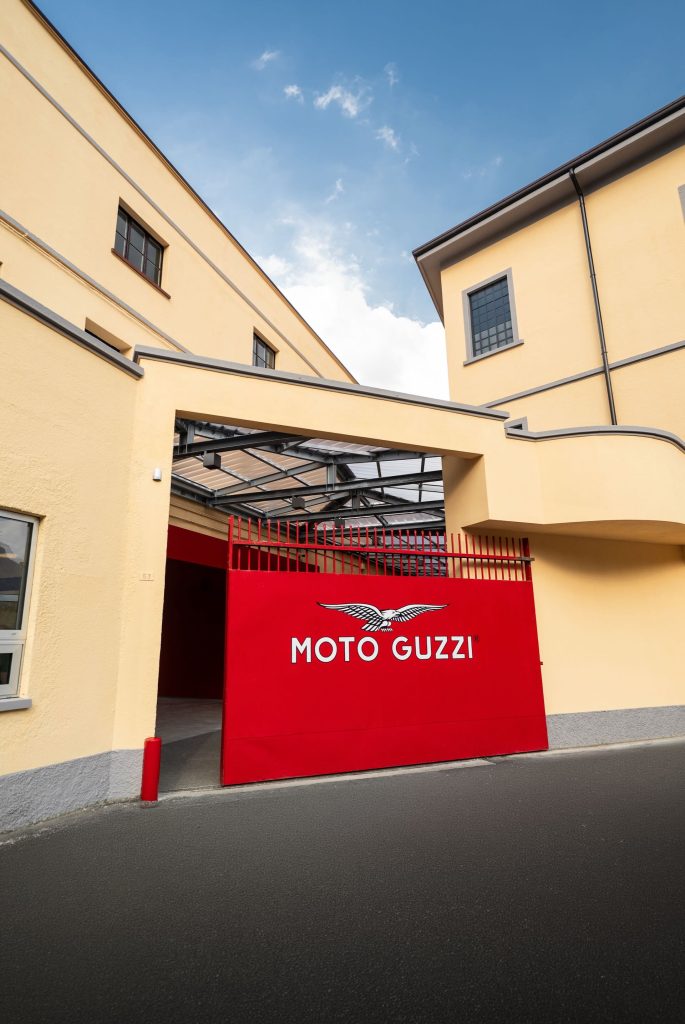 cancello rosso Moto Guzzi Mandello del Lario
