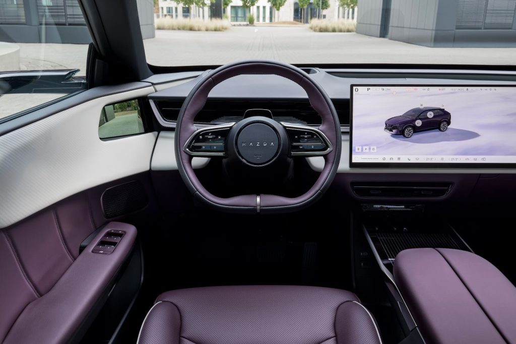 posto guida Mazda CX-6e